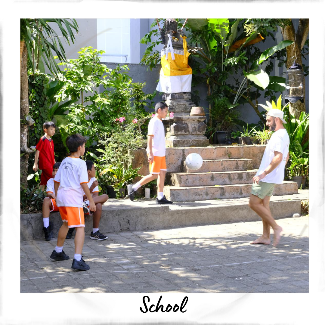 Visite d'une école à Bali, Jimbaran, enfants jouant au ballon