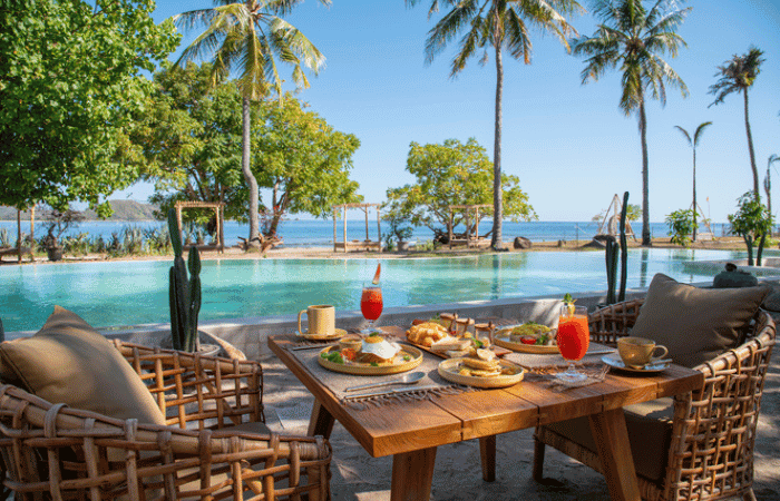 Piscine extérieure dans un cadre tropical à Bleu Mathis