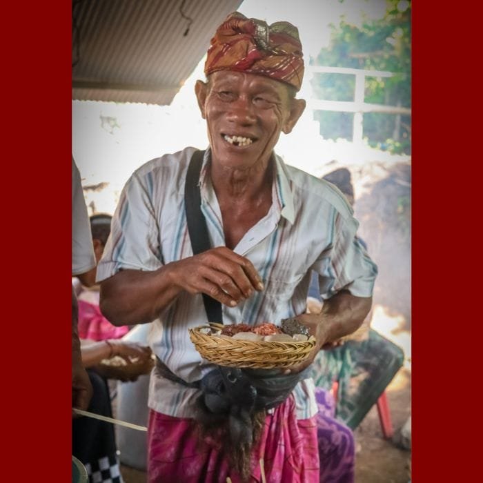homme balinais agé dans un marché portant la tenue traditionnelle